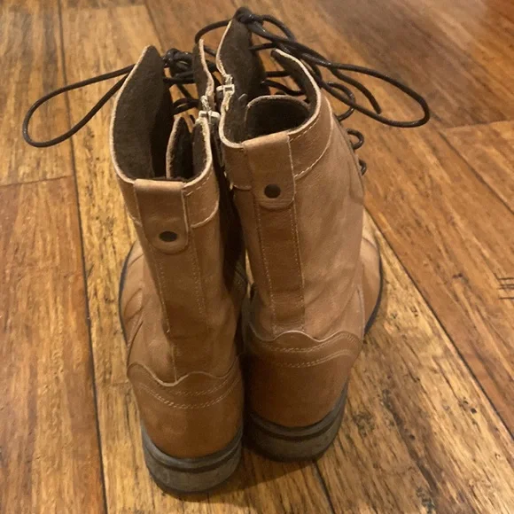Women’s Tan lace up boots - Picture 6 of 11